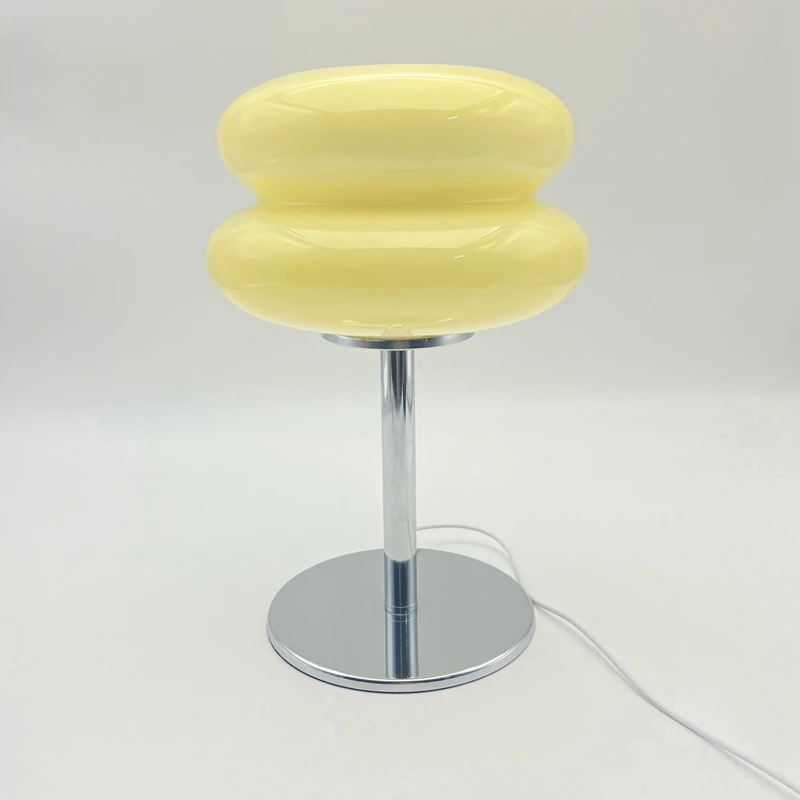 Abajures em várias cores com base prateada, aparência e atmosfera sofisticada, luz noturna criativa para quarto e sala de estar