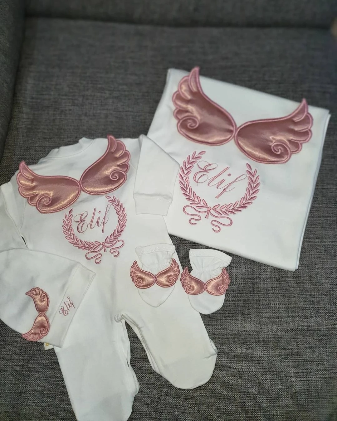 

Dollbling 3pcs Plus Blanket Wings Outfits Any Name Embroidery Sweetwood Gift Set Baby Pajamas Hat Welcome Home Ceremonial dress