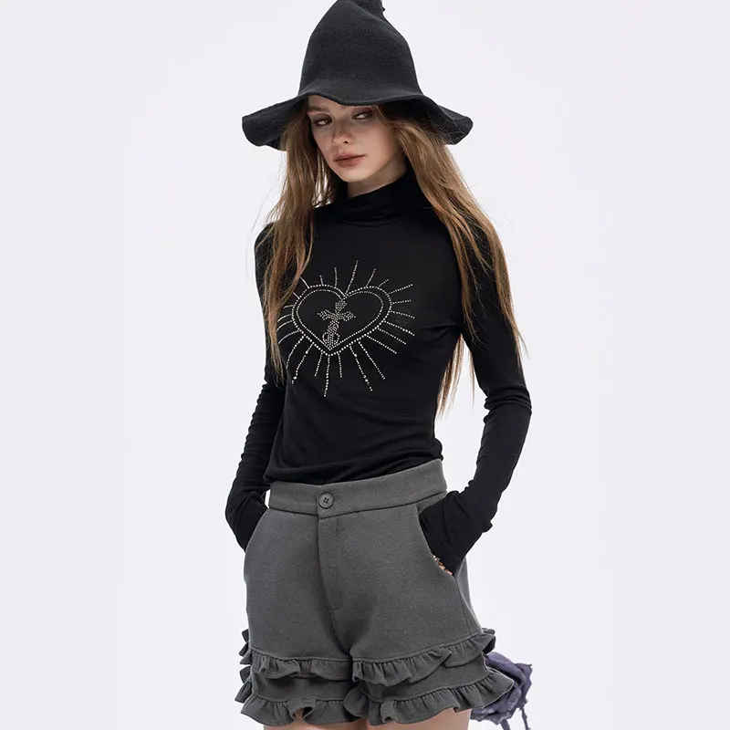 ELFSACK 2025 Winter New Arrivals Y2K Slimming Heart Graphic High Neck Asymmetric Hem Long Sleeves Tshirt For Women
