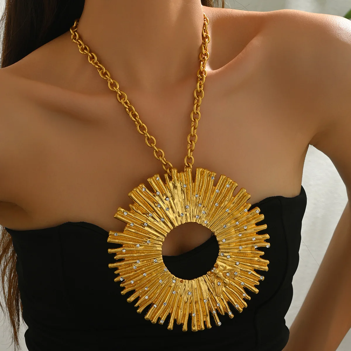 Vintage Sun Pattern Rhinestone Necklace | Golden Chunky Chain Circle Pendant | Retro Niche Luxury Clavicle Chain M771