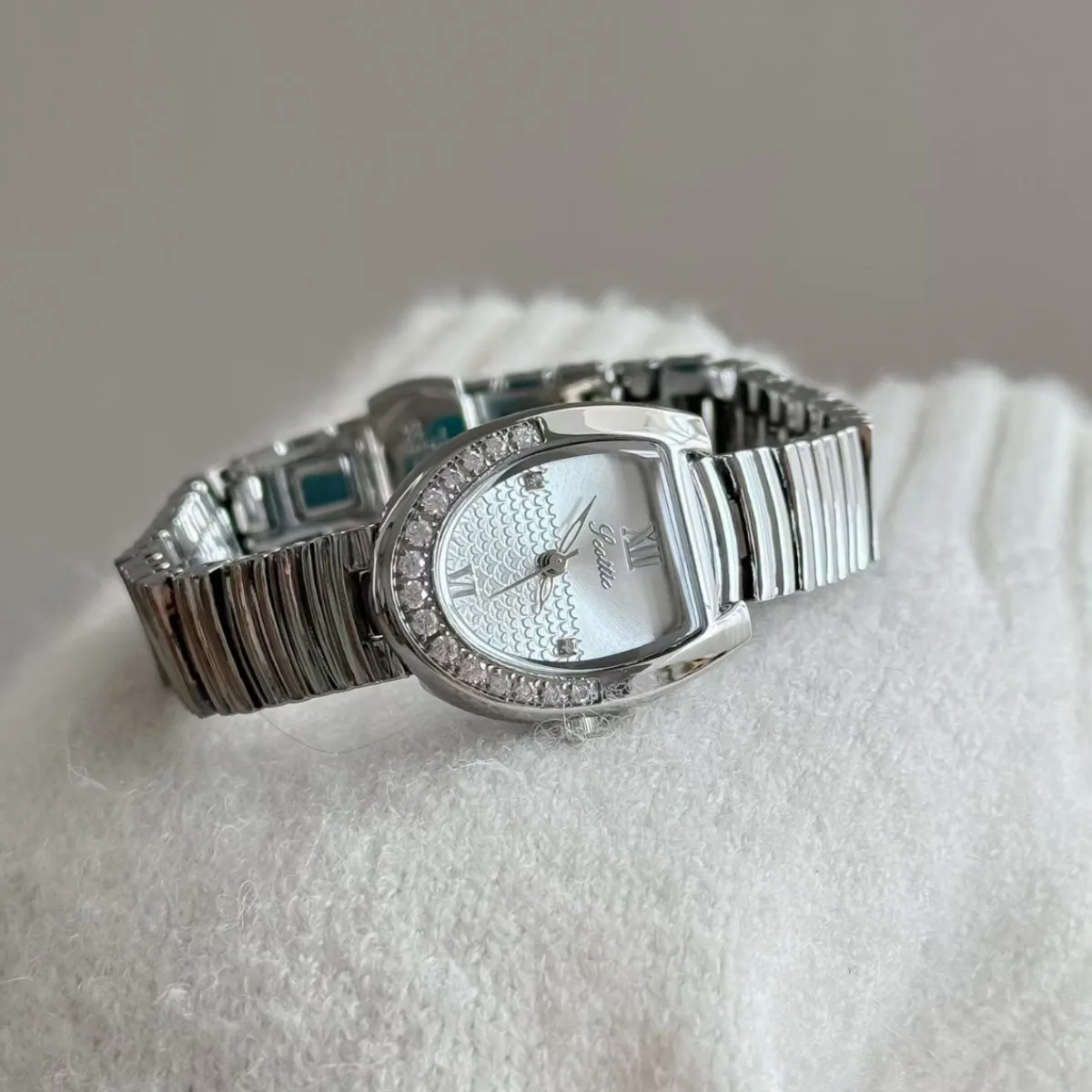 Latest Hot Selling Fashionable Steel Strip Women Watches Waterproof Compact And Exquisite Oval Zircon Ripple Quartz Wristwatches