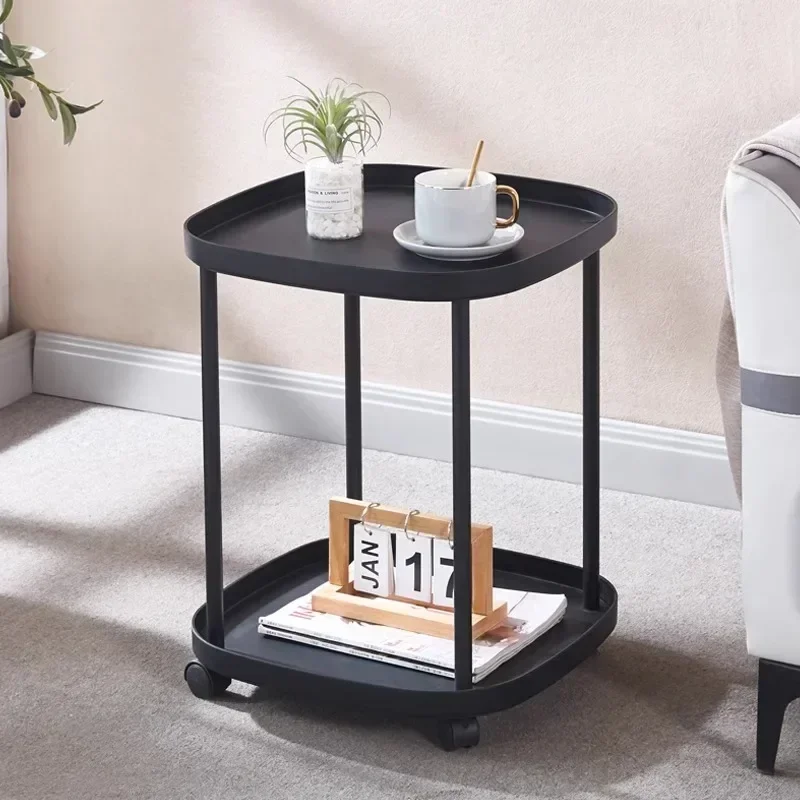 

Несколько маленьких круглых столиков и мини-прикроватных тумбочек рядом с гостиной из кремового чая. Простая онлайн-знаменитость.