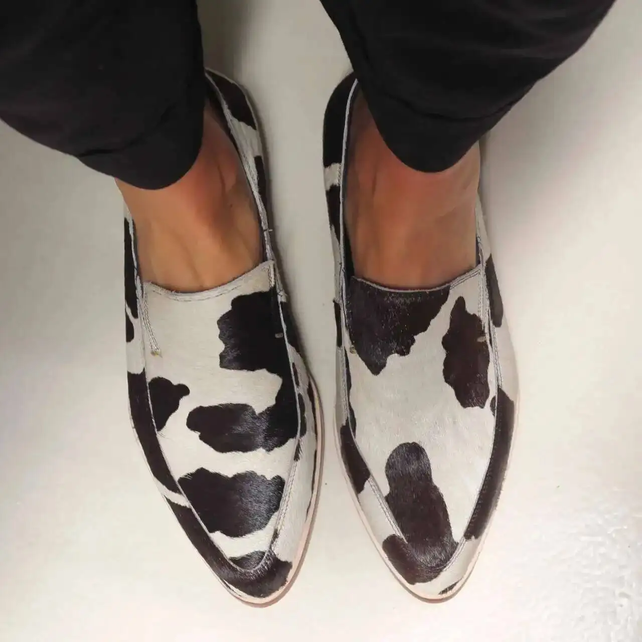 2025 bout pointu mocassins plats décontractés femmes chaussures noir motif de vache chaussures simples peu profondes