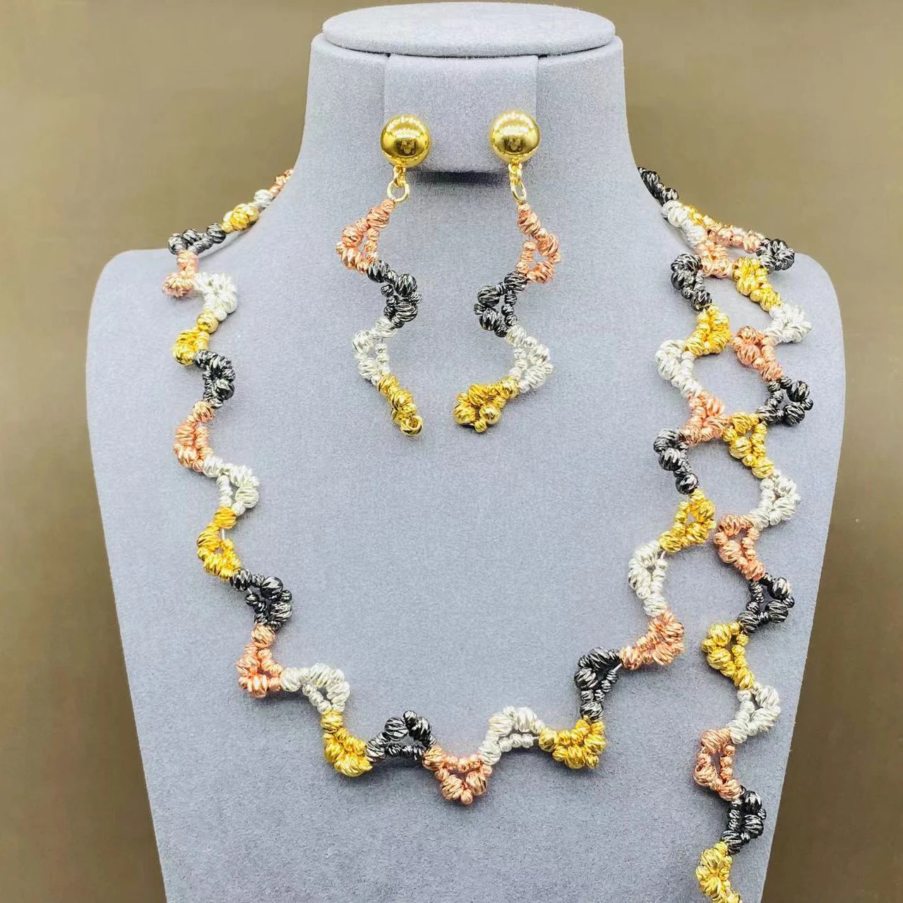 Neu eingetroffen: 24K vergoldetes, mehrfarbiges, gedrehtes Perlen-Schmuckset mit Halskette und Ohrringen, afrikanischer Brautschmuck für Damen.
