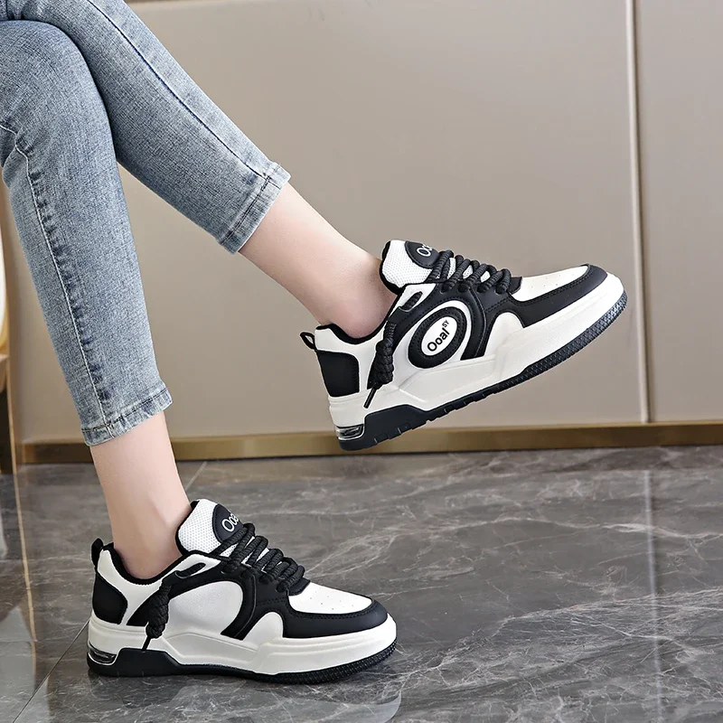 Piccole scarpe da tavolo senso del design di nicchia per le donne 2024 primavera nuovi sport casual suola spessa moda versatile scarpe da pane tendenza