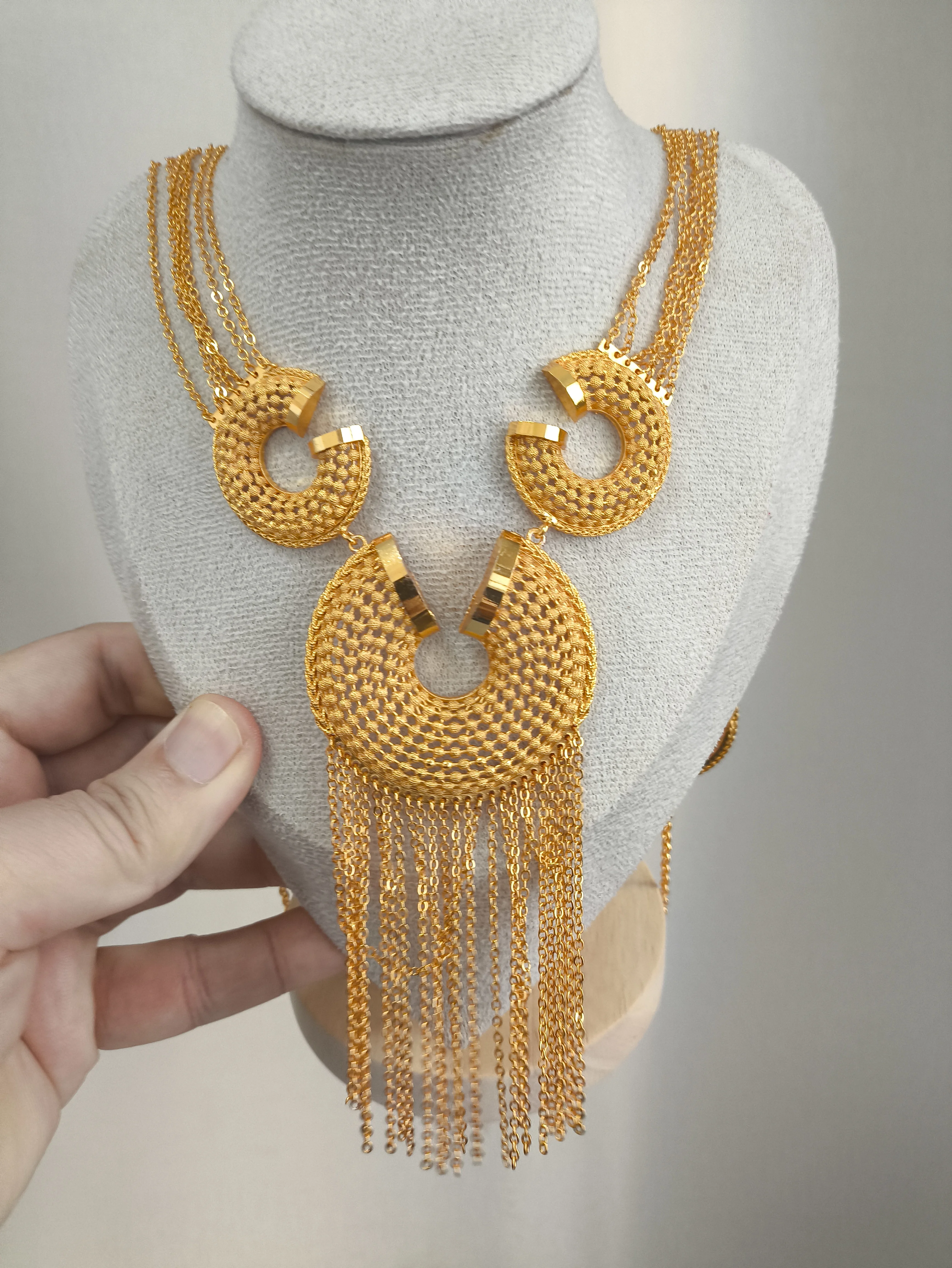 

Fashion Europe Dubai 24K Gold Plated Custom Necklace and Earrings Jewelry Set for Wedding Parties DD10907