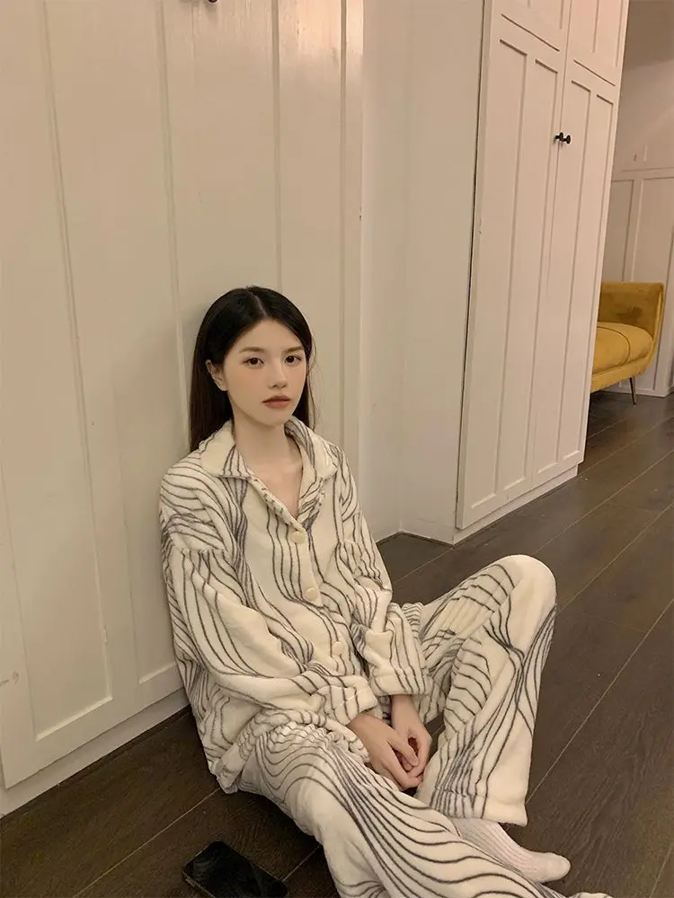 Pigiama da donna elegante a righe irregolari francesi Autunno Inverno addensato in pile di corallo caldo abbigliamento casual di fascia alta per la casa 2025
