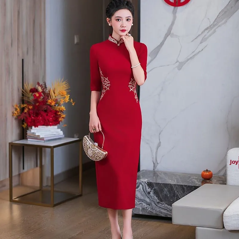 

Изысканное вечернее платье-ципао с вышивкой для мам: элегантное, стройнящее, для банкетов и торжеств