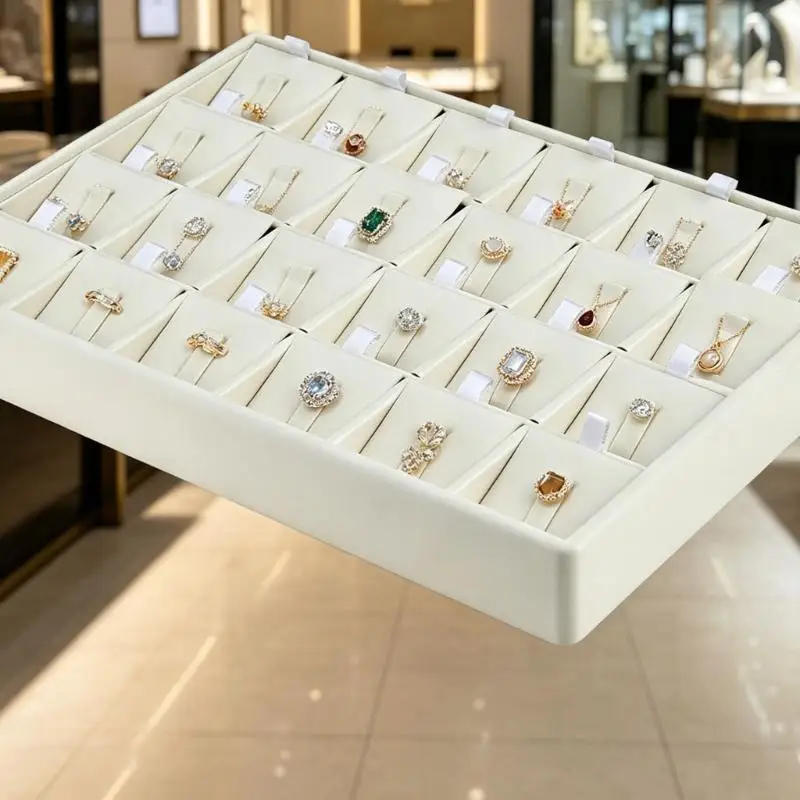 bandeja-exhibicion-joyeria-moderna-a52e-en-cuero-blanco-que-proporciona-amplias-secciones-para-diversos-accesorios