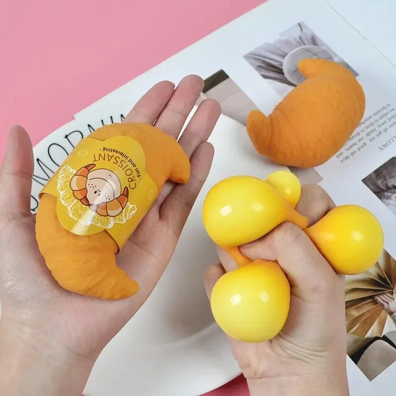 クロワッサンパン ストレス解消おもちゃ リアルな食べ物スクイーズおもちゃ ストレス解消 フィジェットおもちゃ 子供と大人向け トリックで面白いスクイーズギフト