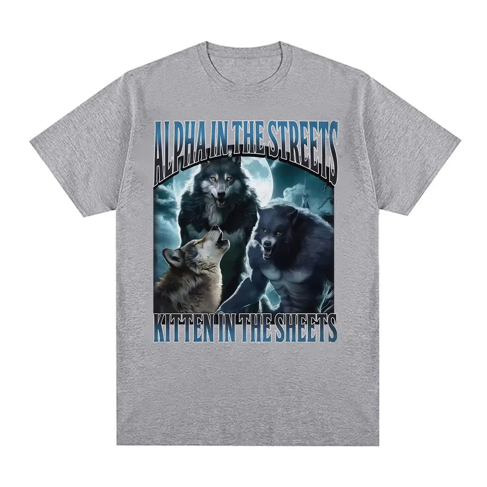 Grappig weerwolf meme T-shirt voor dames, casual en comfortabel extra groot formaat met een kitten op een alpha bed op straat