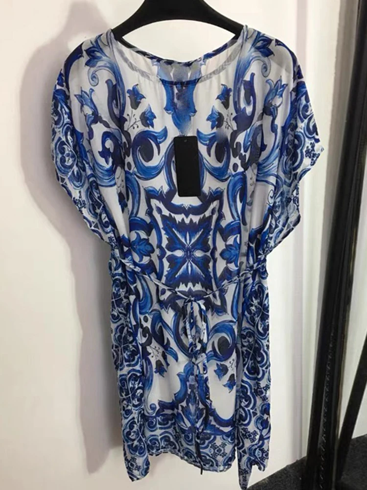 

Шифоновая свободная рубашка с рукавами «летучая мышь» и сине-белым фарфоровым принтом в стиле ретро знаменитостей, новая летняя модная блузка Джокер с кружевной талией.