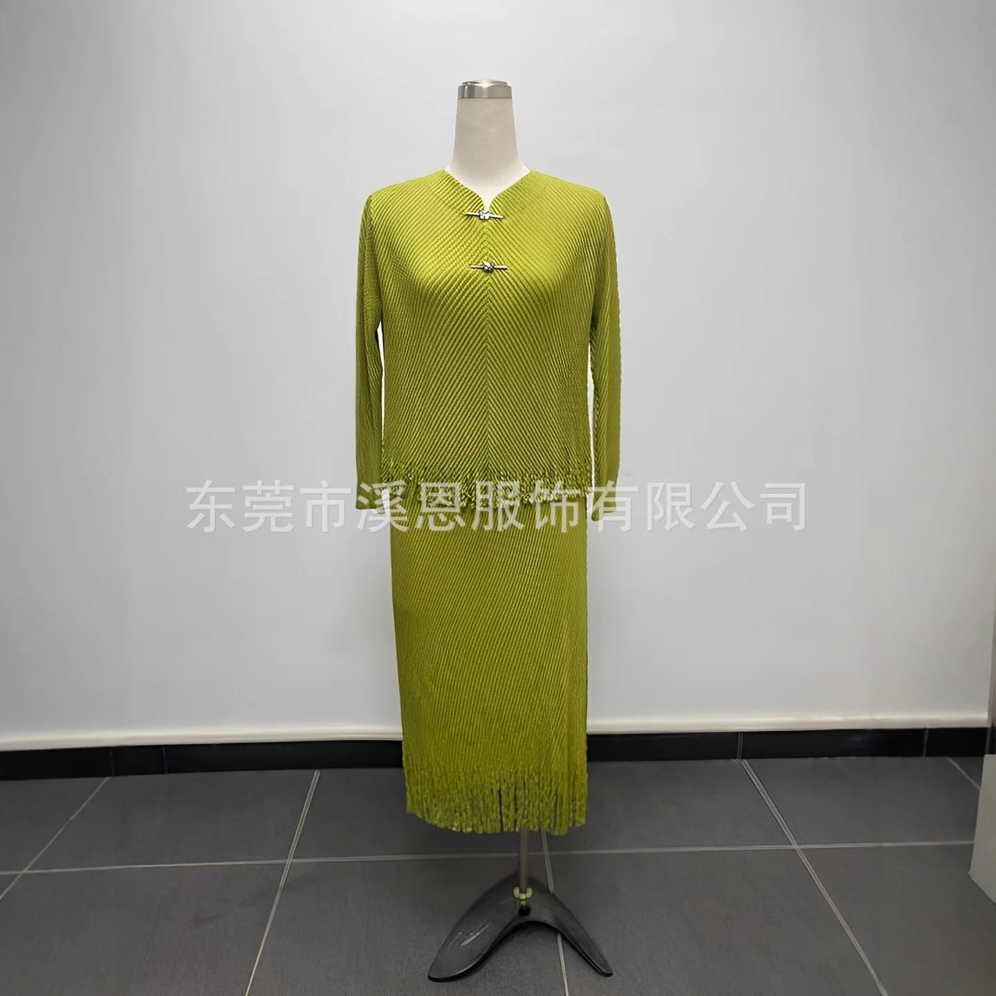 Set Miyake Baru Motif Sisik Naga Warna Solid Lengan Panjang Rok Setengah Badan Berlipit Tipis Berumbai Dua Potong Model Longgar Musim Panas 2025 Terbaru