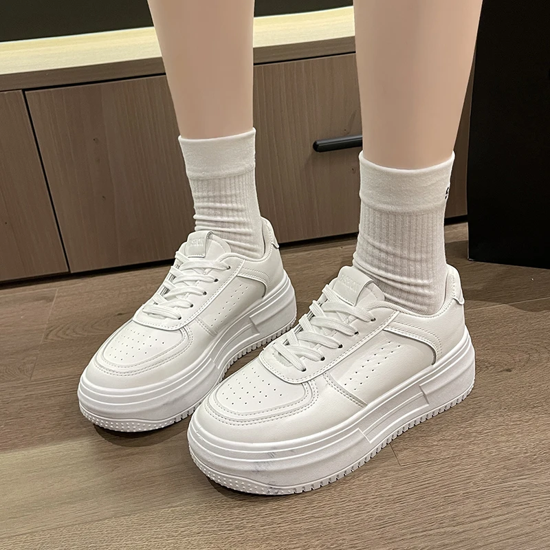 2026 Spring Autumn Fashion New Breathable White Shoes Women Casual Sports Thick Bottom Shoes Leather Platform Sneakers Ladies view 3