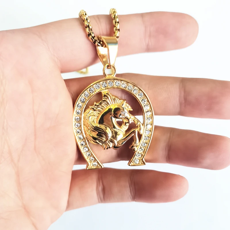 Csípő Fél lábon ugrál Lókereskedő Bunkó lova fejét medálok necklaces számára women/men Arany színben Rozsdaálló Acél Lópatkó Jeges Bukott bling ékszer