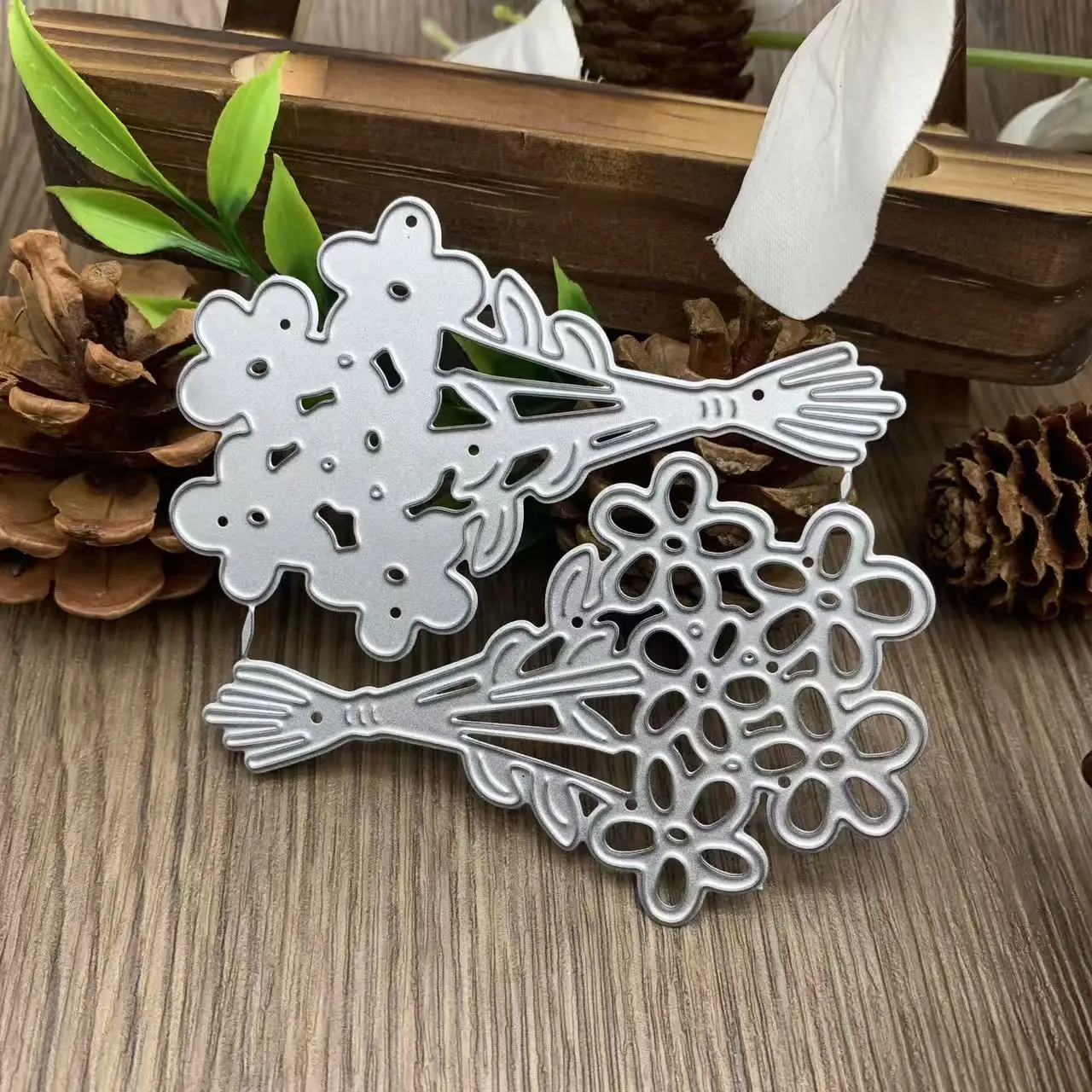 Zwei Blumensträuße, hohle kleine Blumen, Metall-Stanzformen, florale DIY-Scrapbooking-Karten, Stanzformen aus Kohlenstoffstahl