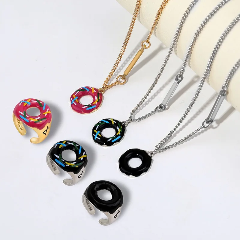 

The donut necklace and women's ring set features a fun and fashionable design that is versatile and stylish