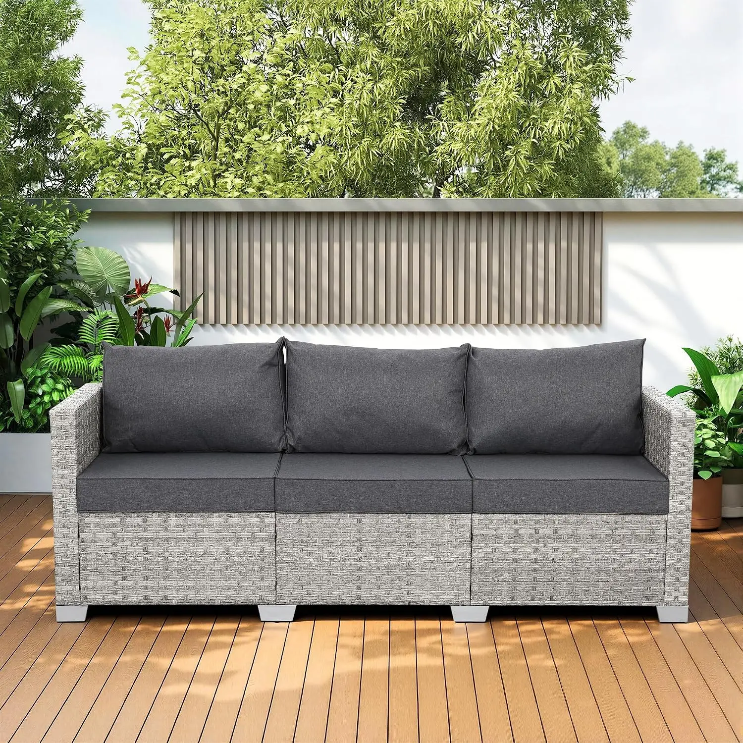 Outdoor Furniture Grey - 屋外用3人掛けウィッカー製パティオソファ、グレーのラタン素材、深めの座面、ポーチやバルコニーに最適な家具、クッション付き、カスタマイズ可能。