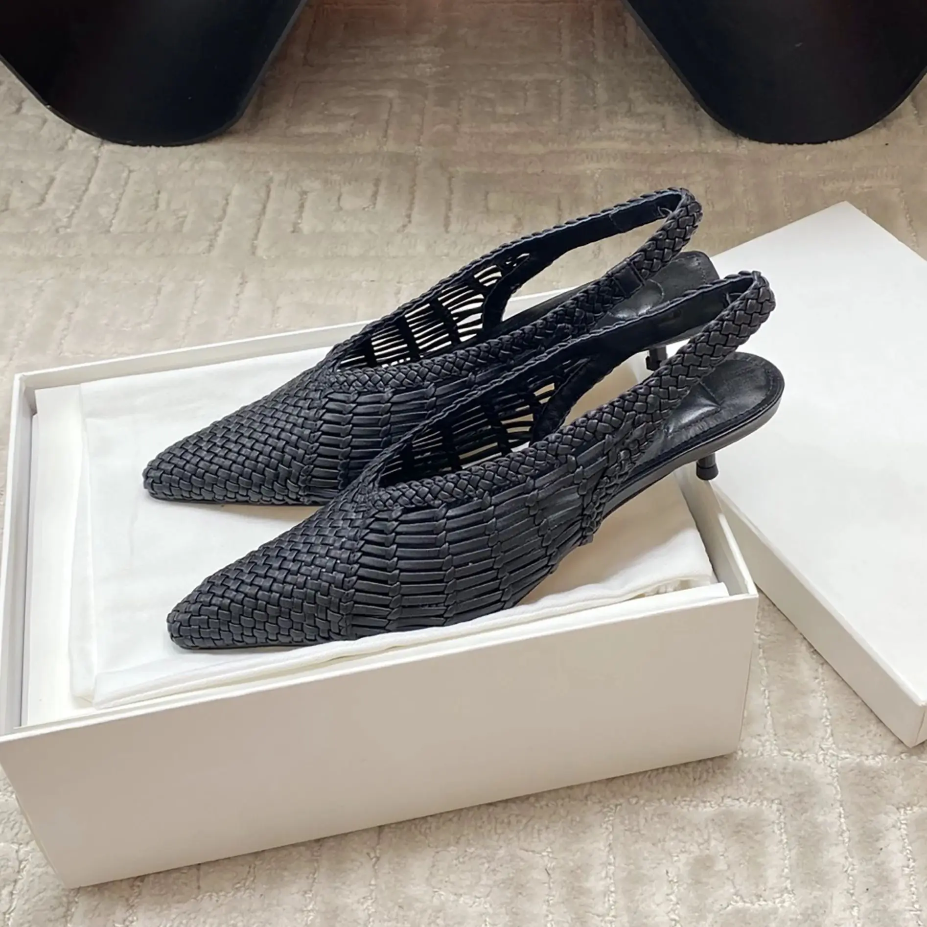 

2026 French Spring New Leather Pointed Low Heel Lafite Grass Bun Head Sandals Elegant and Stylish Women's Black Sandals