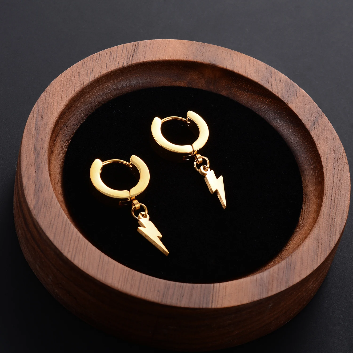 1 Paar Lightning-Anhänger Punk Edelstahl Ohrstecker Schwarzes Ohrring-Set Hip-Hop Piercing Ohrschmuck für Männer und Frauen – Detail 4