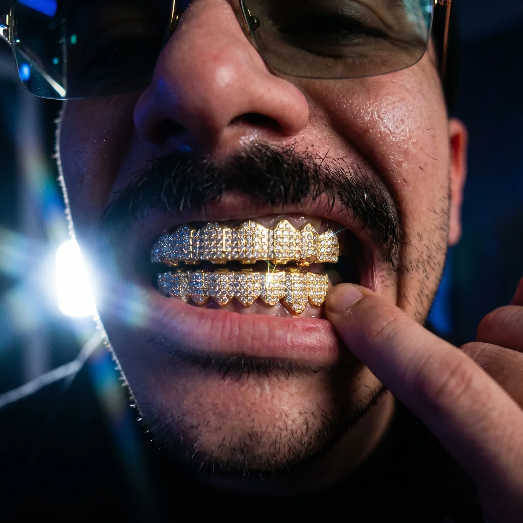 Punk Vollzirkonia Grillz Unisex 8 Oben & 8 Unten Abnehmbare Zahnschmuckstücke Hochwertige Modische Zahnschmuckstücke für den Mund – Detail 3