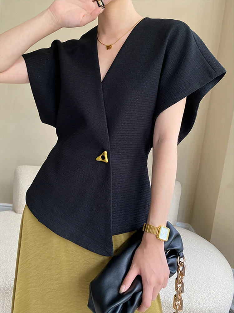 [LANMREM] French Style Gathered Waist T-shirt For Women V-neck Single Button Loose Irregular Female Tops 2024 Spring New 26D4247