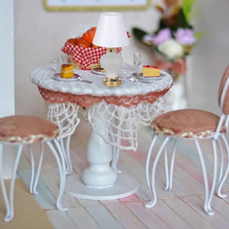 

Белая настольная лампа для спальни, миниатюрная модель мебели, аксессуары для кукольных домиков, реалистичное освещение, набор