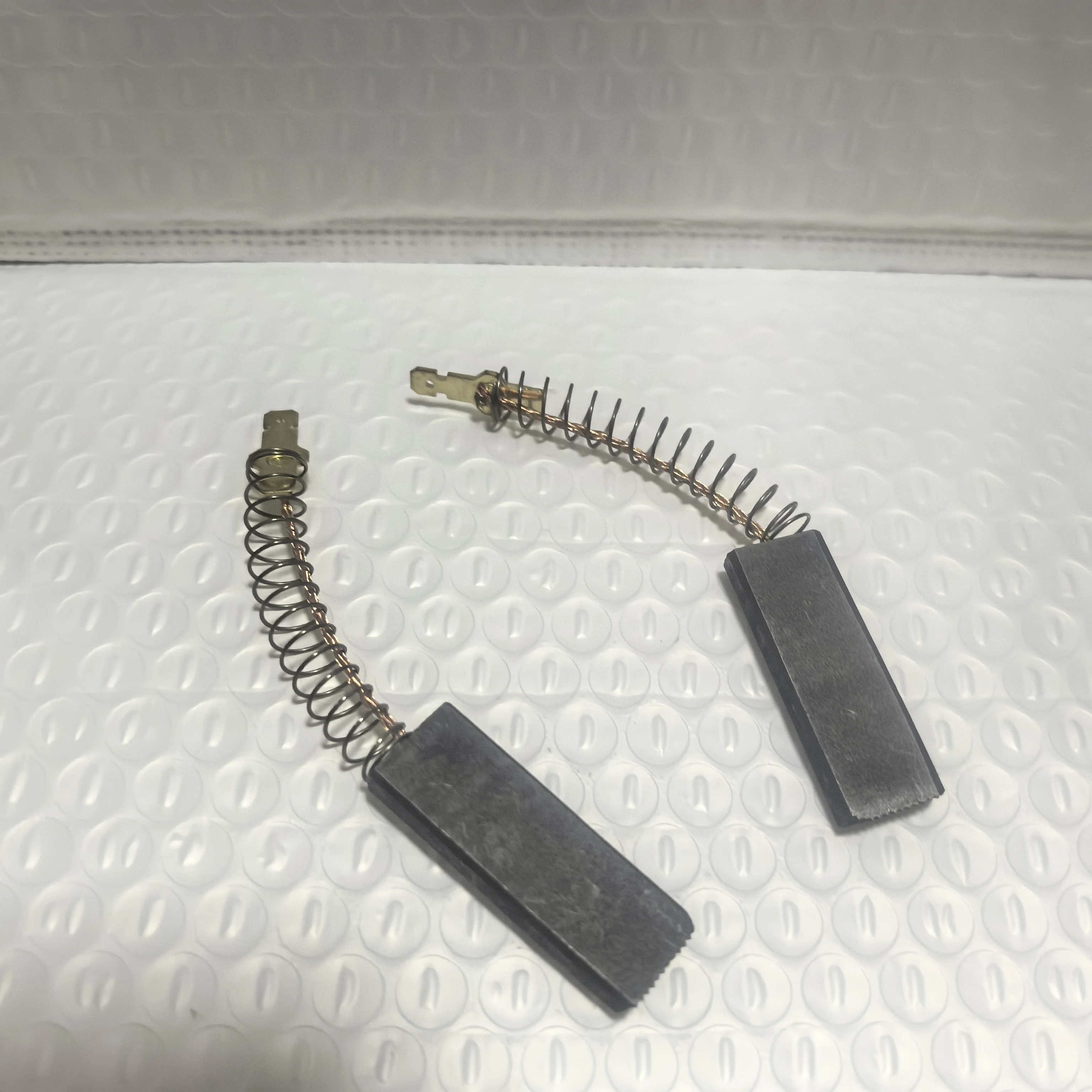 2PCS Carbon Brushes for SIEMENS Washing Machine Motor Spare Part 39.6x12.5x5mm And 39.6x13.5x5mm Size Options Washer Maintenance