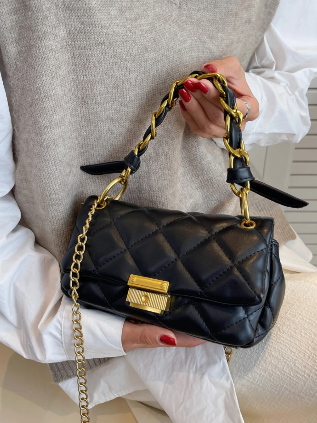 

Fashionable and modern chain small square bag, simple and portable, hand-held shoulder bag