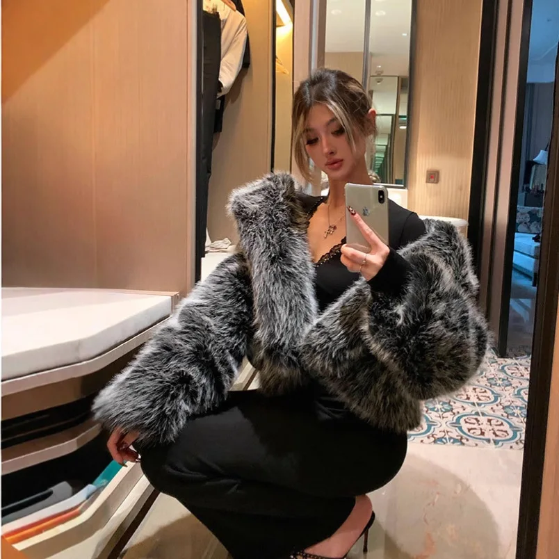 Jesienno-zimowy puszysty srebrny płaszcz ze sztucznego futra 2025, kolor 2025, damski płaszcz z futra z wykładanym kołnierzem, styl uliczny, ekologiczny płaszcz ze sztucznego futra.