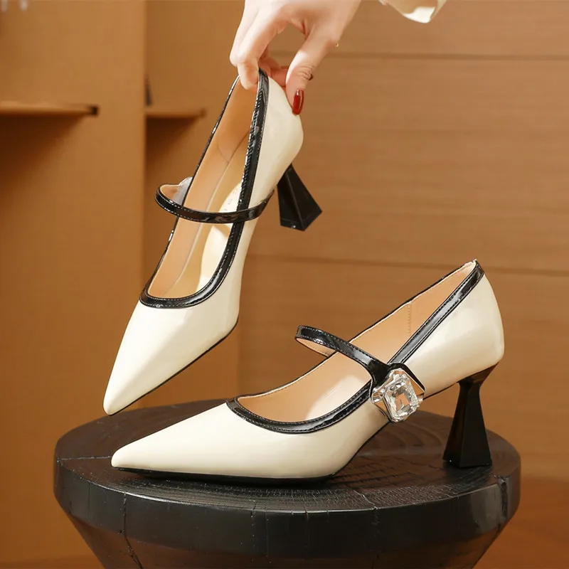 

2026, осенние новые женские туфли-лодочки, пикантные женские туфли из лакированной кожи с острым носком на высоком каблуке, элегантный дизайн с пряжкой из стразов, Мэри Джейн для женщин