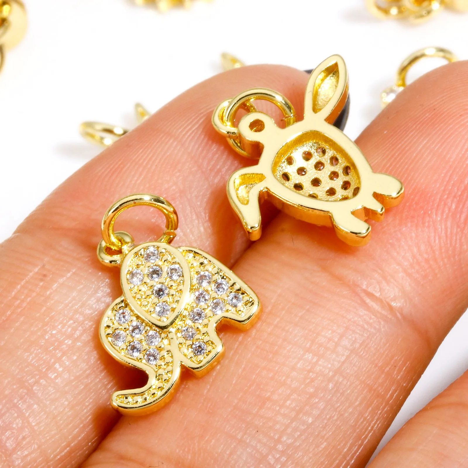 Encantos de latão banhado a ouro 18k para mulheres, sol, inseto, zircônia cúbica clara, pentagrama, lua, circular, requintado, pingente pequeno, 2pcs