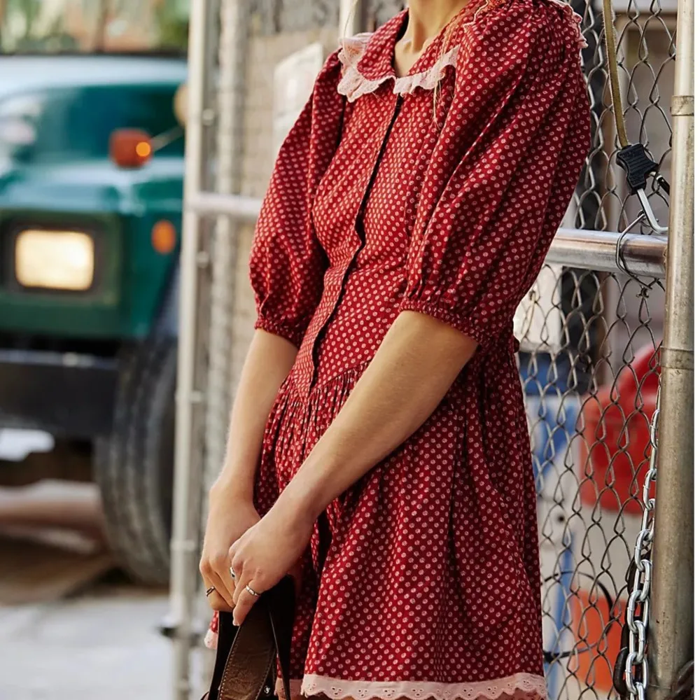 2025 Retro empalmado encaje flor roja estampado de tótem cuello Peter Pan media manga Mini vestido mujeres cintura baja vestidos plisados fruncidos