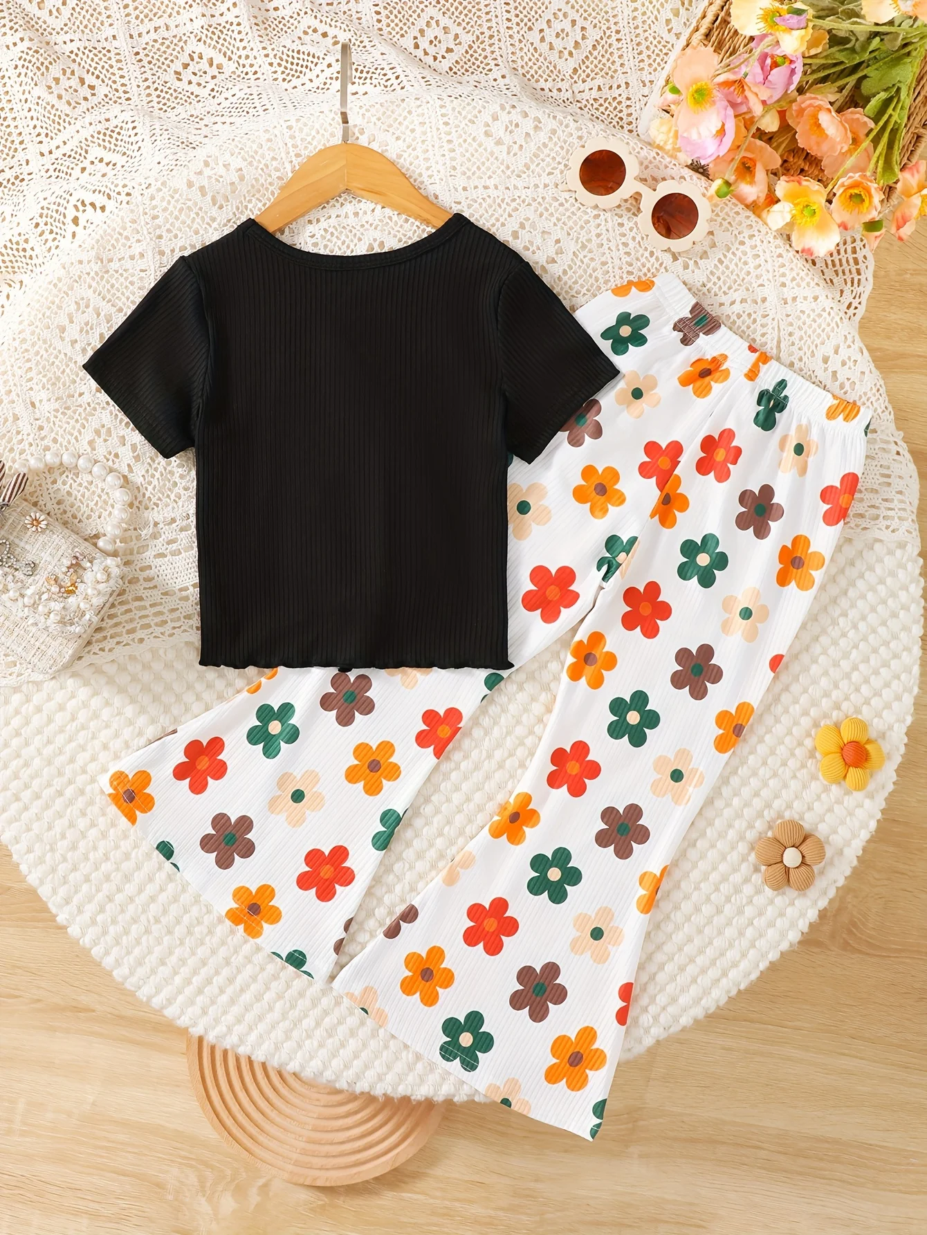Girls' Summer Ribbed Short-Sleeve Black Top with Twist Detail Paired with Colorful Floral Print Flared Long Pants Two-Piece Set, Fresh and Casual Floral Outfit for Young Girls Aged 4-7, Children's Everyday Outing Two-Piece Clothing Set