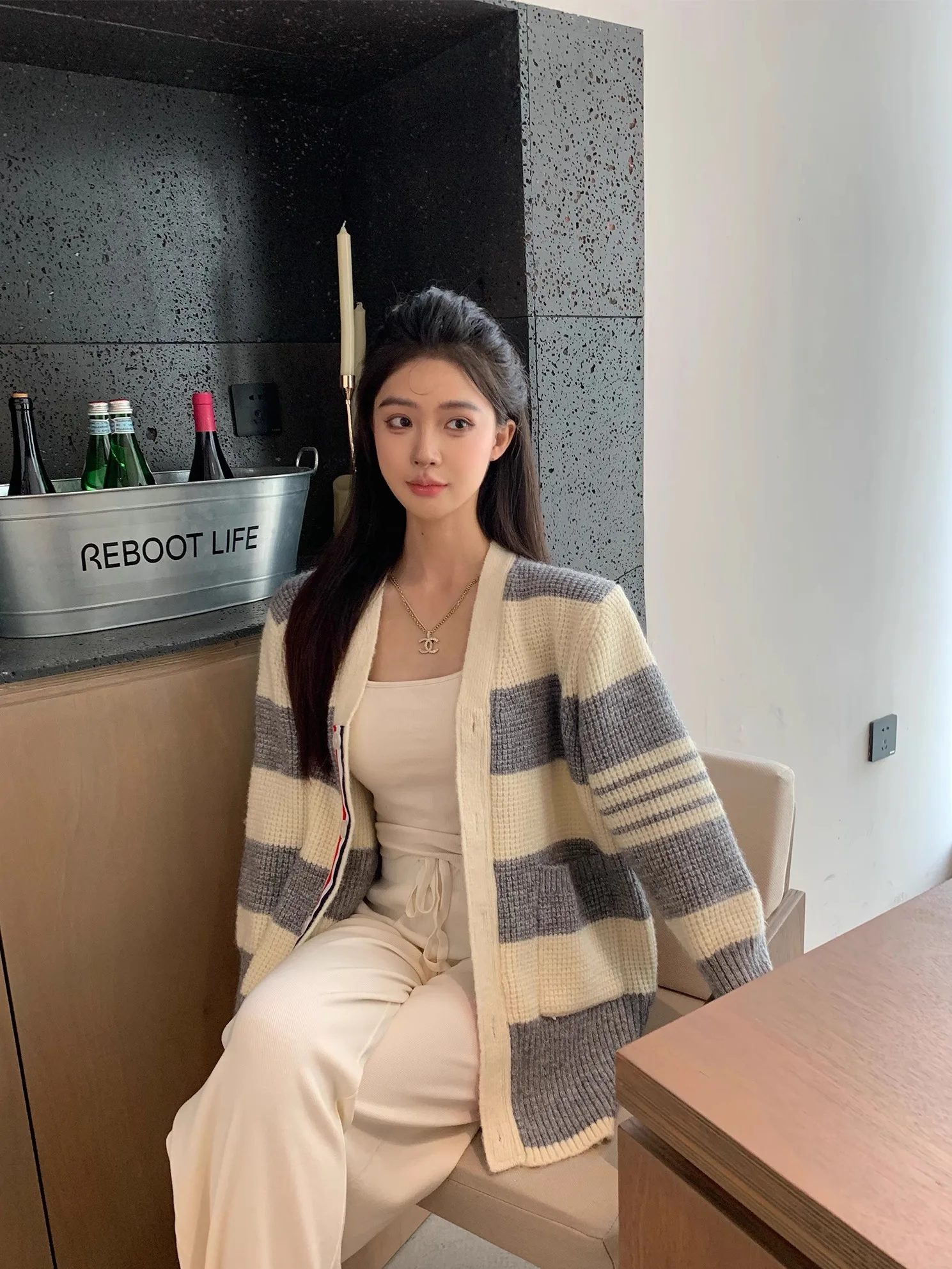 

Женский вязаный кардиган EU IIWAN: белый в полоску, свободный крой, плотная вязка, большие размеры