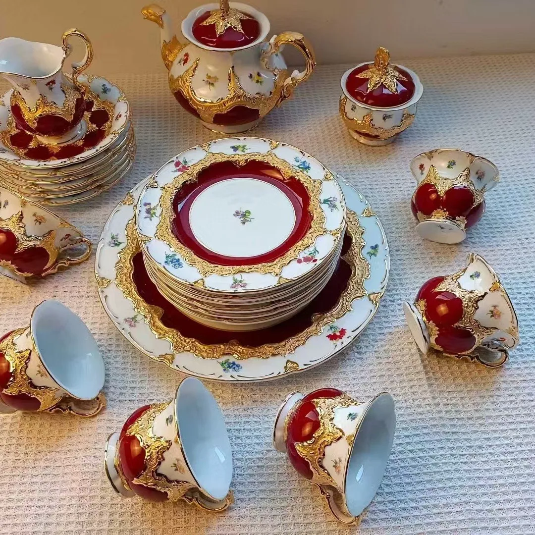 Conjunto de café, caixa de presente dourada estilo tribunal.