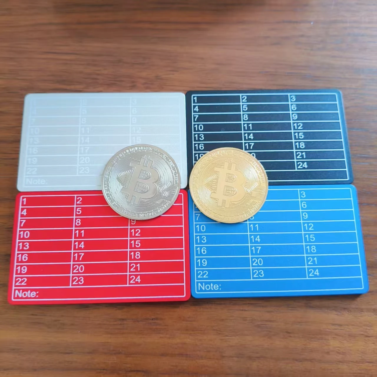 

Две памятные монеты Биткойн, книга паролей из алюминиевого сплава, холодный кошелек, подходит для Биткойн, Dogecoin и других криптокопов.