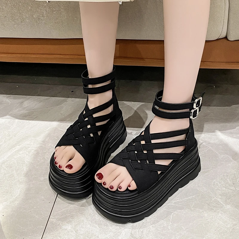 صنادل رومانية منسوجة مجوفة عالية الجودة للنساء لصيف 2025 فم السمكة الجديد 8 سنتيمتر نعل سميك صنادل كعكة إسفنجية بكعب عالي