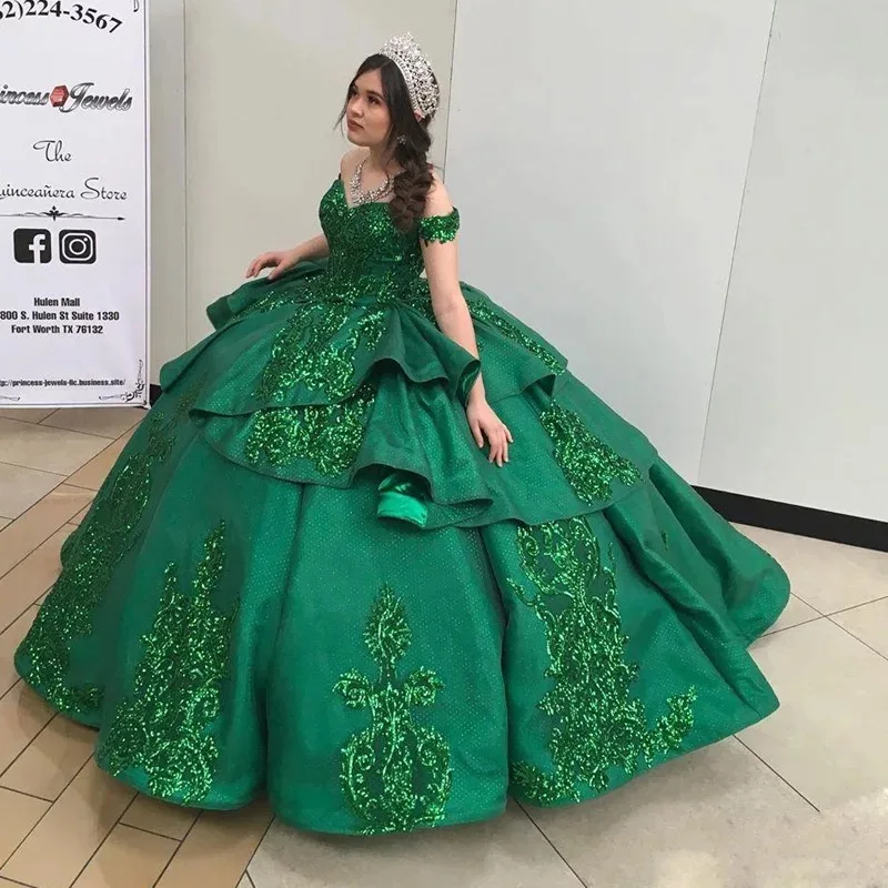 Zielone Sukienki na Quinceañerę 2021 Dekolt w Serek Odkryte Ramiona Aplikacje Z Cekinami Warstwowa Suknia Księżniczki na Przyjęcie Sweet 15 Balowa