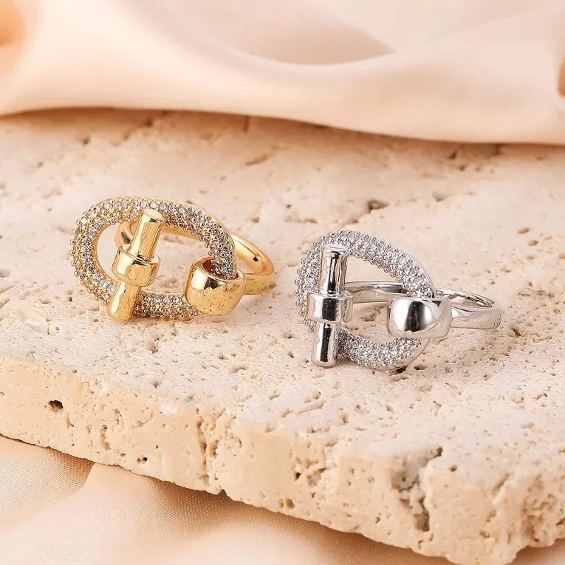 هذا خاتم نسائي عصري فاخر مرصع بالنحاس والزركون. العارضة من سلسلة الحلقات قابل للتعديل #6