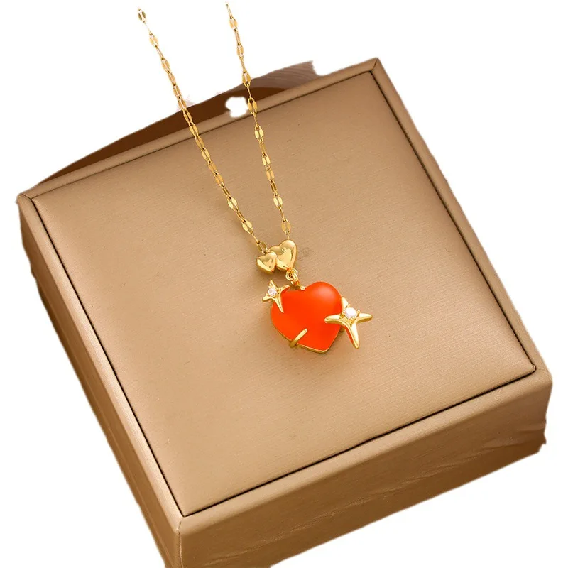 여성스러운 터치와 하트 모양의 쇄골 체인 펜던트가 돋보이는 인기 있는 차가운 우아함의 목걸이