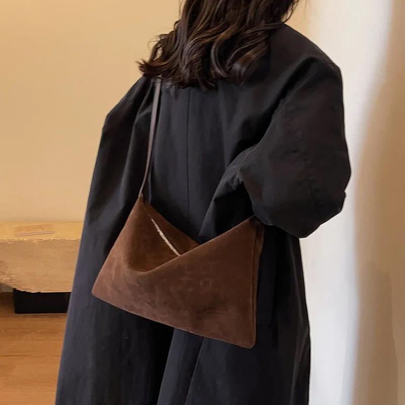 

Women's Fashion 2025 New Textured Frosted Shoulder Bag Premium Retro Minimalist Style Large Capacity Off-Road Commuter Tote Bag