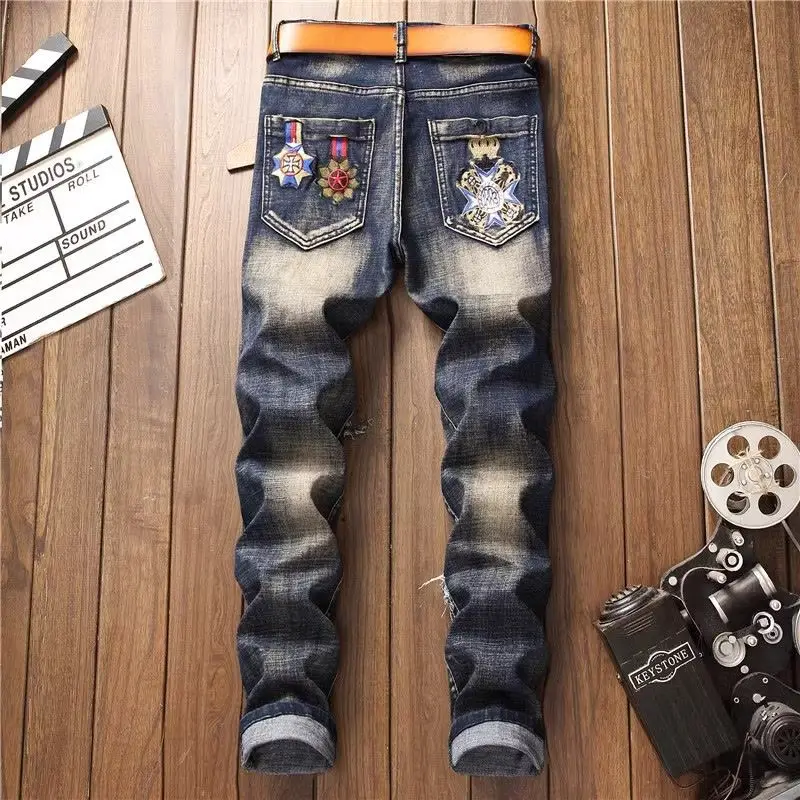 Nieuwe Koreaanse luxe kleding Multi-gescheurde jeans heren patch slanke retro stijl mode persoonlijkheid badge bedelaar cargobroek man
