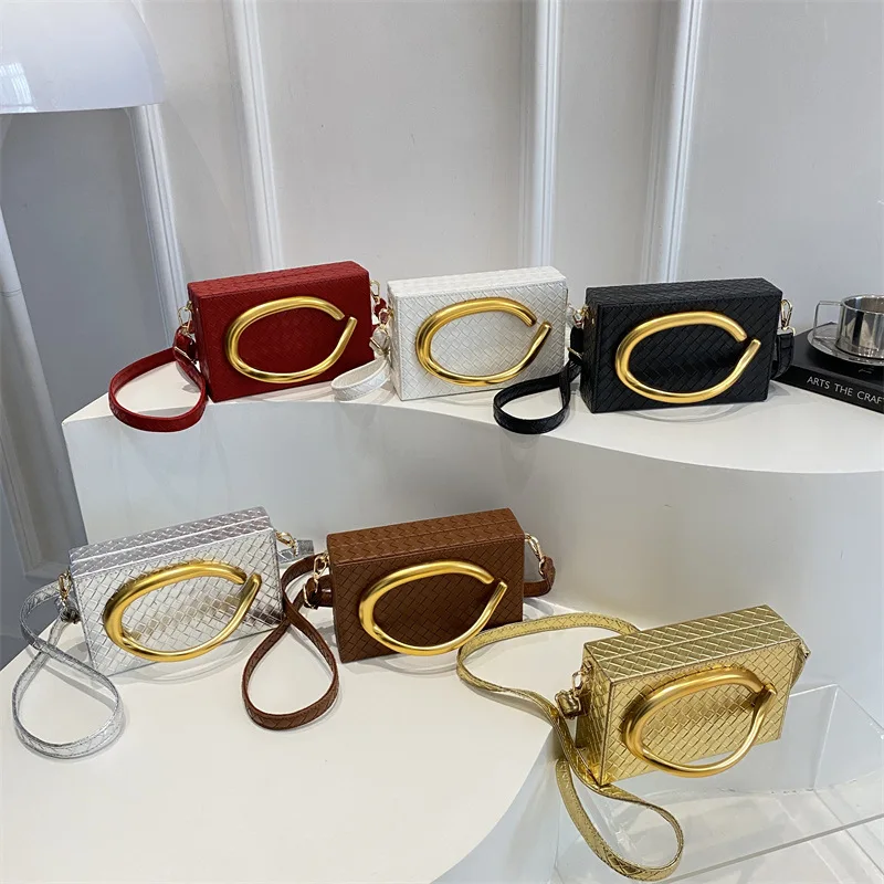 

Модный кошелек в стиле Chanel — винтажный акриловый клатч с металлической ручкой, незаменимый для вечеринок, гламурный и функциональный