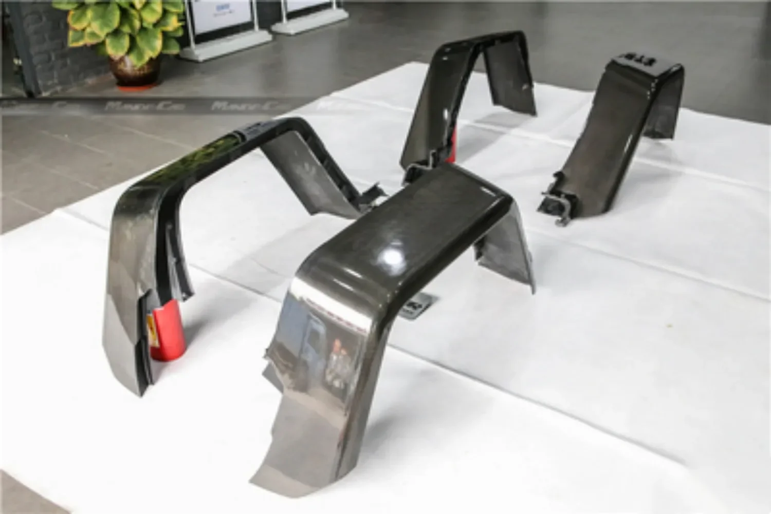 

Carbon fibre Wheel Eyebrow Protector Sticker Trim Fender Flare for Mercedes Benz G class G500 G55 G500 G350 modified AMG