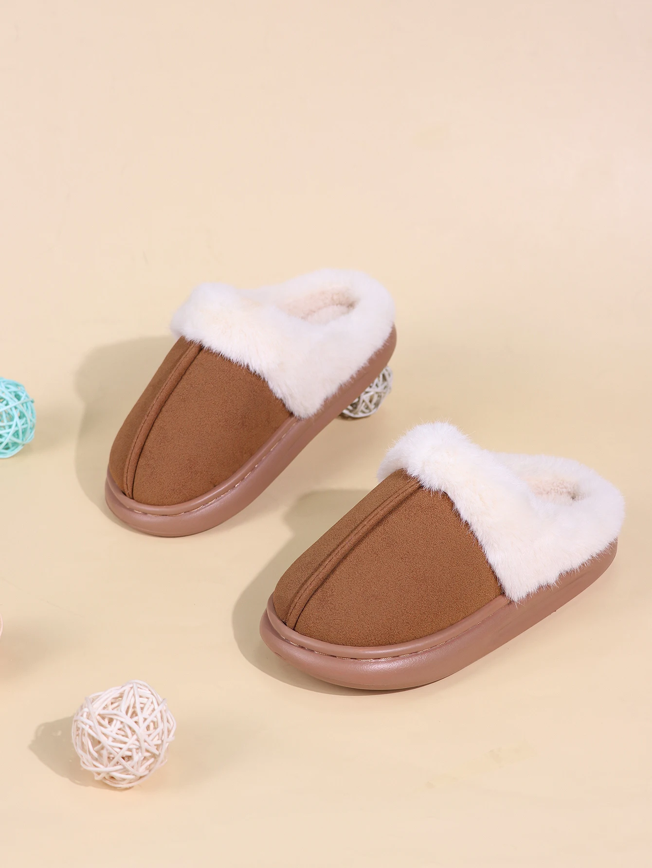 

A Pair of Brown Children's Warm Slippers for Boys and Girls, Simple Plush Slippers with Soft Soles, Non-Slip Thick Soles, Warm Camel-Colored Indoor Warm Slippers