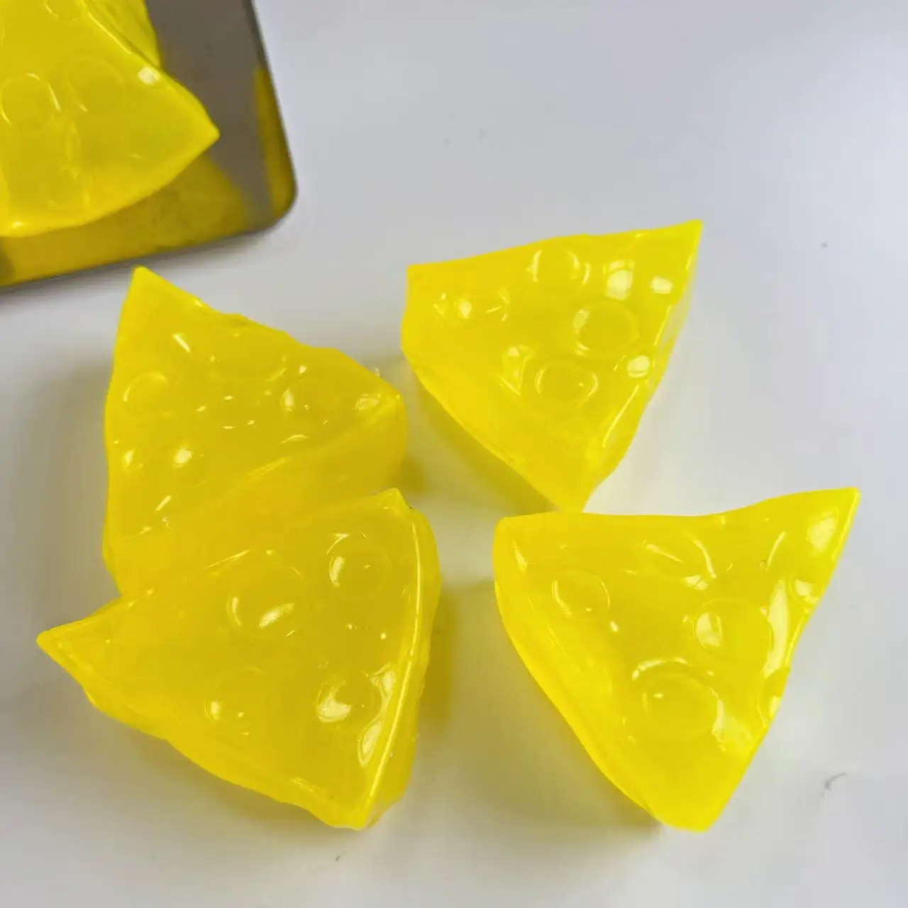 Juguete Blandito Transparente de Aceite de Coco con Forma de Rebanada de Queso, Juguete Antiestrés Elástico y Suave para Aliviar la Ansiedad para Adultos