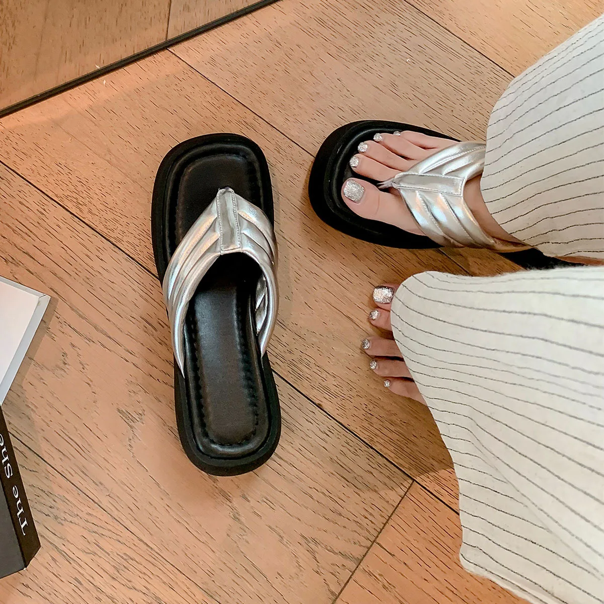 

Arden Furtado 2025 Summer Metal sheepskin platform Casual Flip-flops Round toe Wedges Mixed Colors Large size Beach slippers