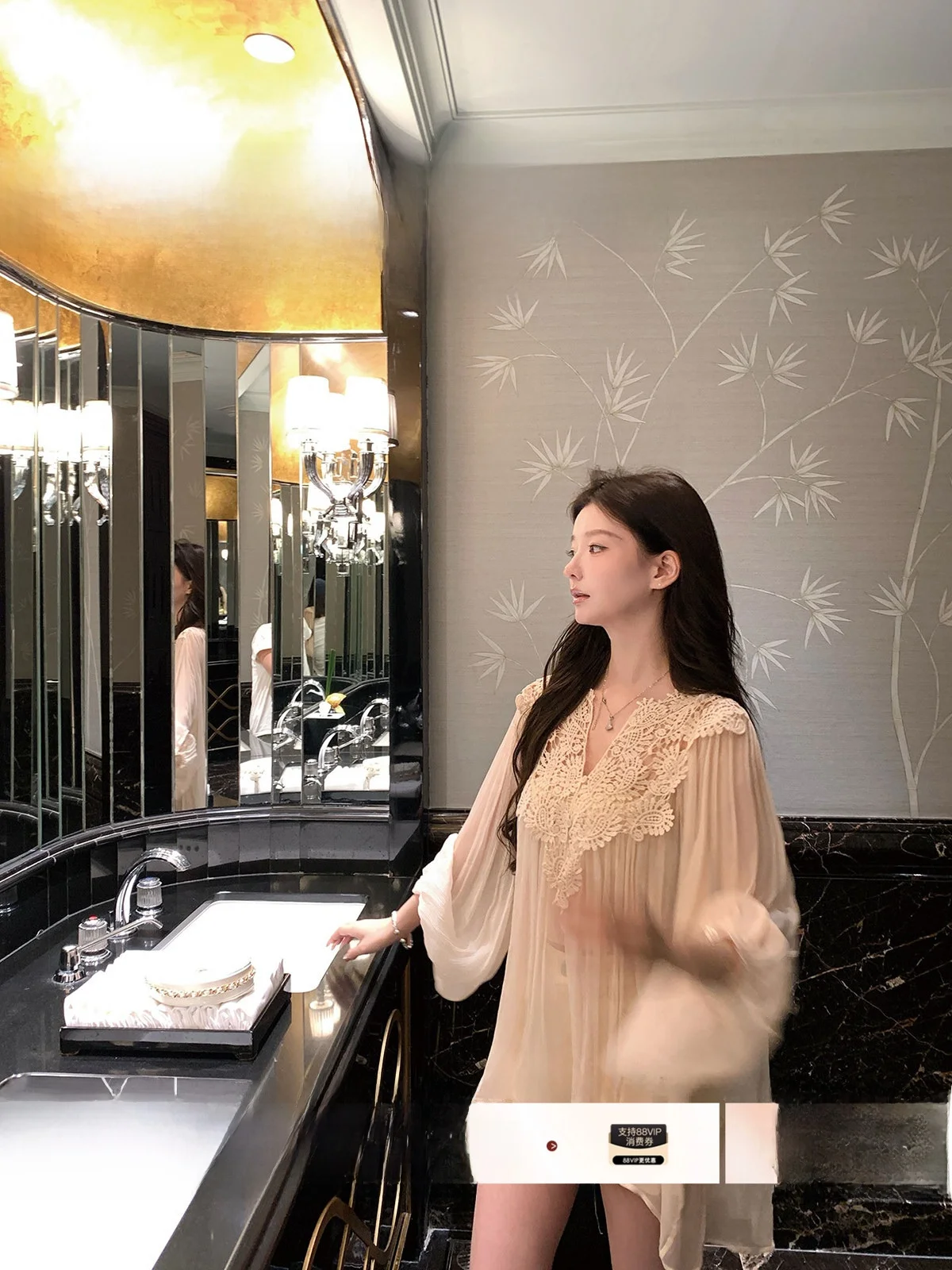 

YOLI Zhang Yuli Lace Trimmed V-Neck Loose Chiffon Top Women's Soft Style Spring Fashionable Long Sleeve Casual Wear