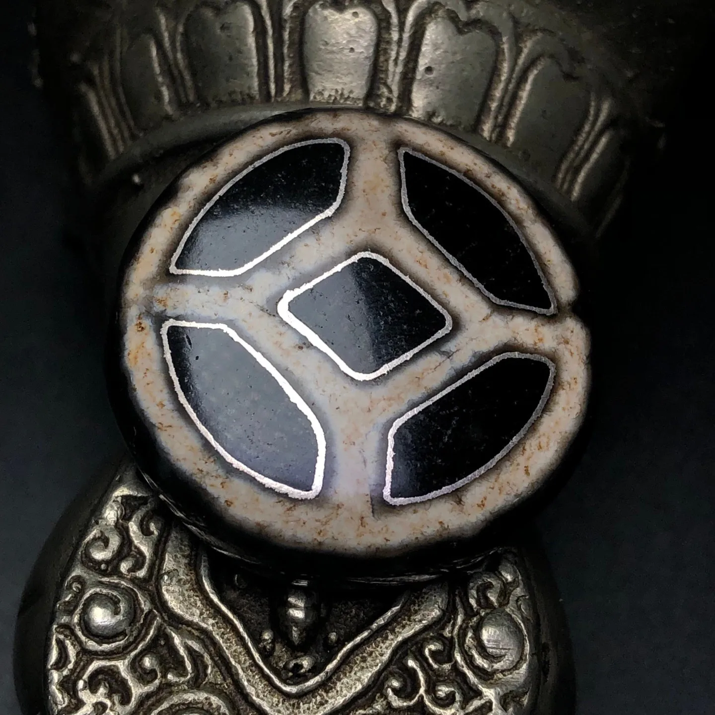 Tibetan Buddhism Agate Inlaid Silver Wire Wealth Coins Dzi Bead Pendant Z3231